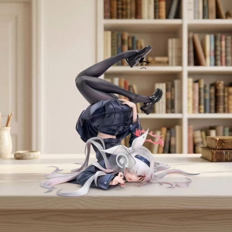 Figurine de fille mignonne et  - Desk Setup With Tv avis et prix